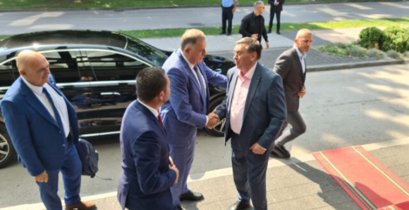 Dodik dijeli lične poklone, nema darova iz Palate?