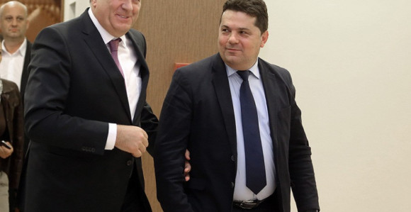 Stevandić "glumi" kao da se nešto pita u skupštini