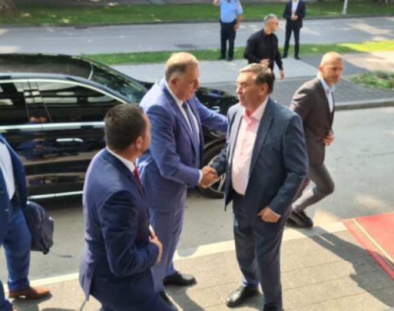Додик дијели личне поклоне, нема дарова из Палате?
