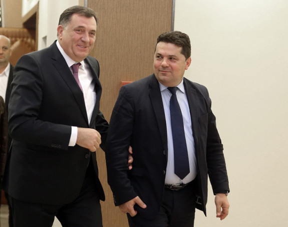 Stevandić "glumi" kao da se nešto pita u skupštini