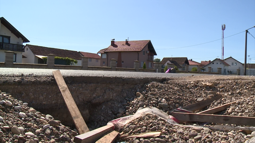 Brčko: Cijevi položene, ostao haos pored saobraćajnica
