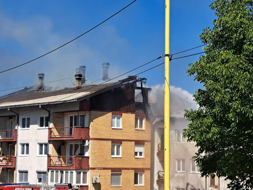 Vatra zahvatila stambenu zgradu u Vlasenici (VIDEO)