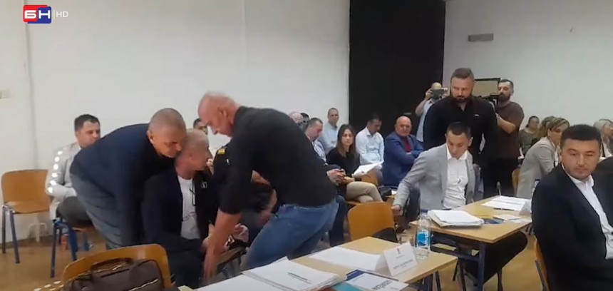 Režim SNSD na silu nosi neistomišljenike iz skupštinskih klupa