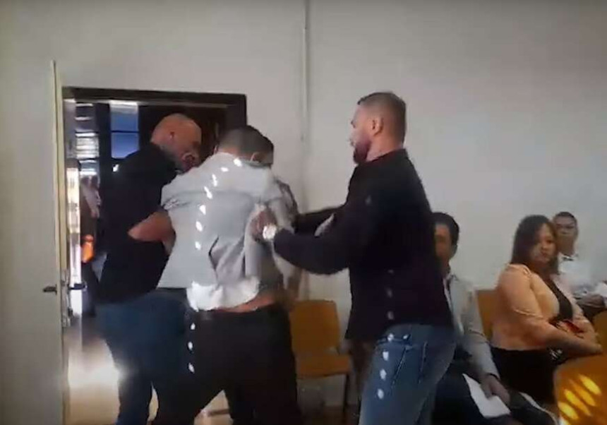 Ko su momci u crnom koji zavode red u dobojskoj skupštini?