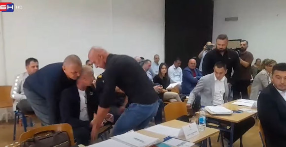 Režim SNSD na silu nosi neistomišljenike iz skupštinskih klupa