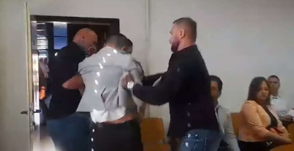 Ко су момци у црном који заводе ред у добојској скупштини?