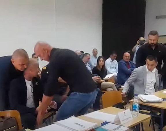 Režim SNSD na silu nosi neistomišljenike iz skupštinskih klupa