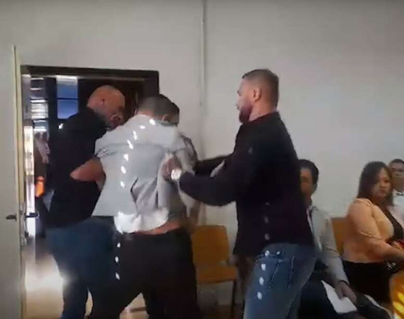 Ko su momci u crnom koji zavode red u dobojskoj skupštini?