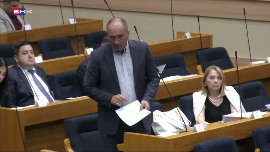 Džorž Orvel kao uvod u sjednicu Narodne Skupštine