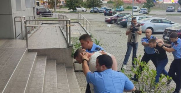 Одржано рочиште оцу и сину који су тукли полицајце