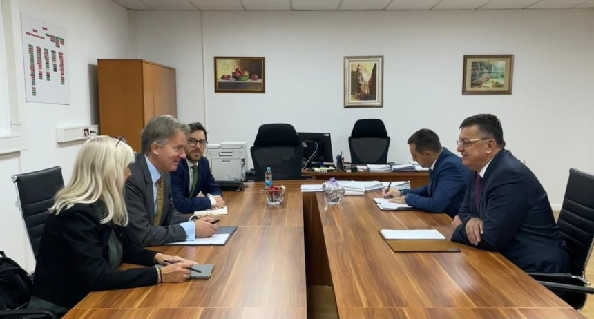 Dok Dodik optužuje britanskog ambasadora da "vršlja" po Banjaluci, on mu odgovara da se sastaje baš sa njegovim ljudima!