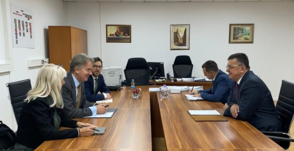 Dok Dodik optužuje britanskog ambasadora da "vršlja" po Banjaluci, on mu odgovara da se sastaje baš sa njegovim ljudima!