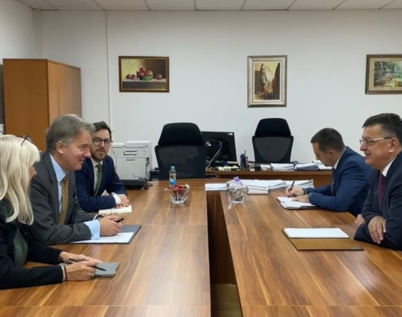 Dok Dodik optužuje britanskog ambasadora da "vršlja" po Banjaluci, on mu odgovara da se sastaje baš sa njegovim ljudima!