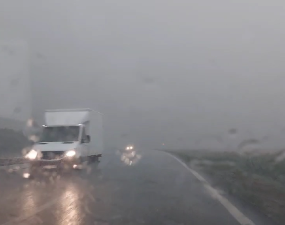 Олујно невријеме погодило више градова у Србији