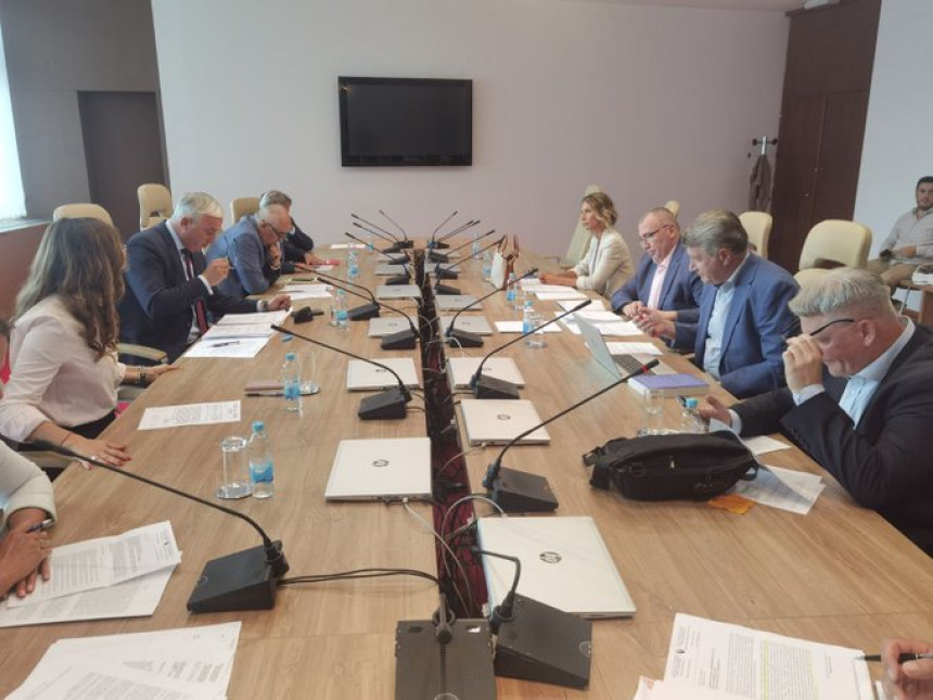 Искористити све да се заустави куповина кумовске зграде!