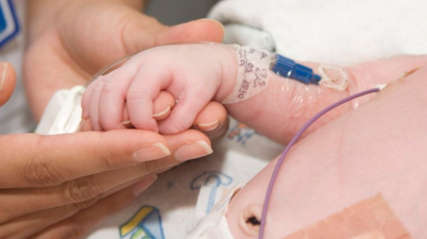 Беба умрла током порођаја у стану, ухапшена бабица