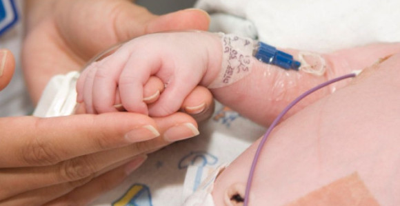 Беба умрла током порођаја у стану, ухапшена бабица