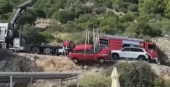 Возило сјетјело са пута, зауставио се изнад баште кафића