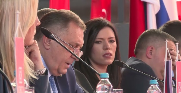 Škole raspisuju konkurs “Naljepše pismo predsjedniku Dodiku”!?