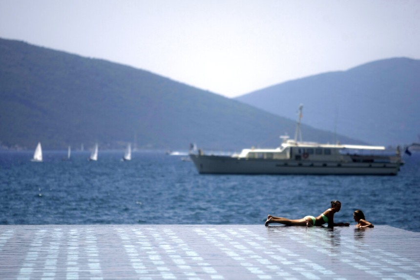 Црногорци нижим цијенама маме посјетиоце