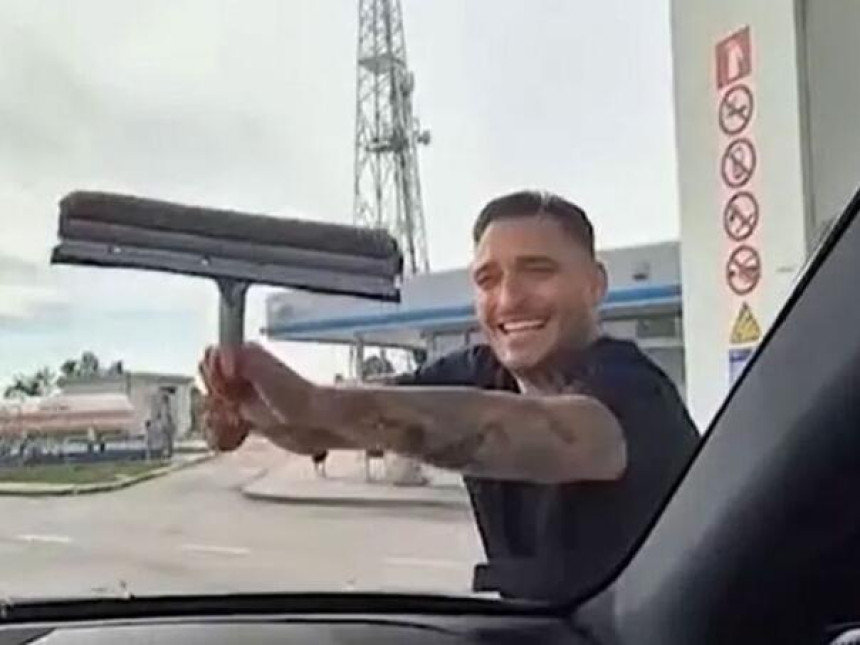 Darko Lazić prao auto pa dobio i bakšiš (VIDEO)