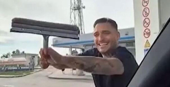 Darko Lazić prao auto pa dobio i bakšiš (VIDEO)