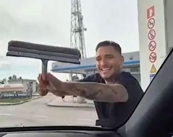 Darko Lazić prao auto pa dobio i bakšiš (VIDEO)