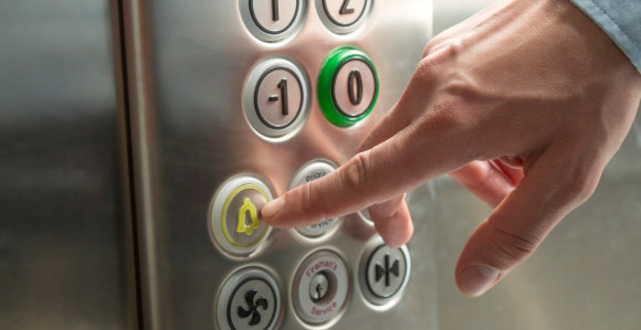 Преживео четири дана заглављен у лифту без  хране  и воде