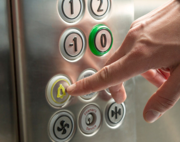 Preživeo četiri dana zaglavljen u liftu bez  hrane  i vode