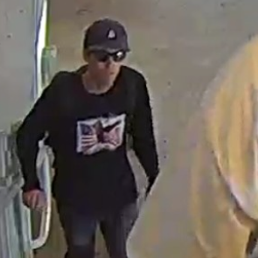 FBI objavio slike osumnjičenog za ubistvo Kirka