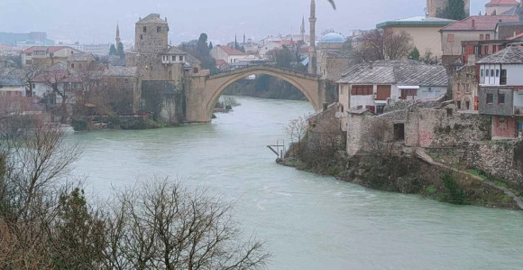 Набујала ријека однијела платформу испод Старог моста