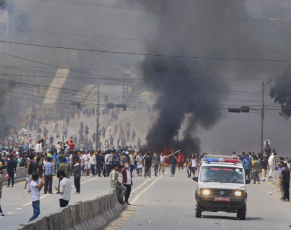 Ukinut policijski čas, ne zna se ko će upravljati državom