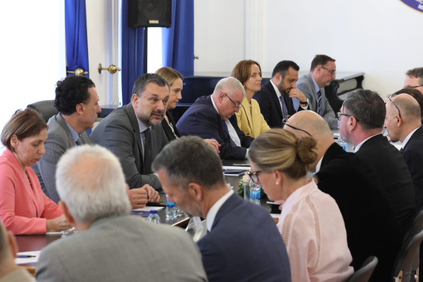 Конаковић на брифингу са страним дипломатама у БиХ