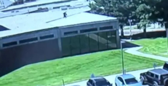 FBI objavio snimak osumnjičenog za ubistvo Čarlija Kirka