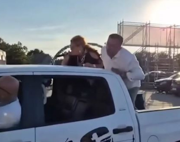 Ćanu na veselje dovezli u prikolici automobila (VIDEO)