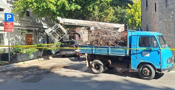 Dva muškarca povrijeđena nakon pada iz korpe na dizalici