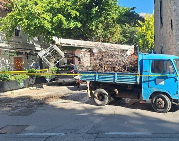 Dva muškarca povrijeđena nakon pada iz korpe na dizalici