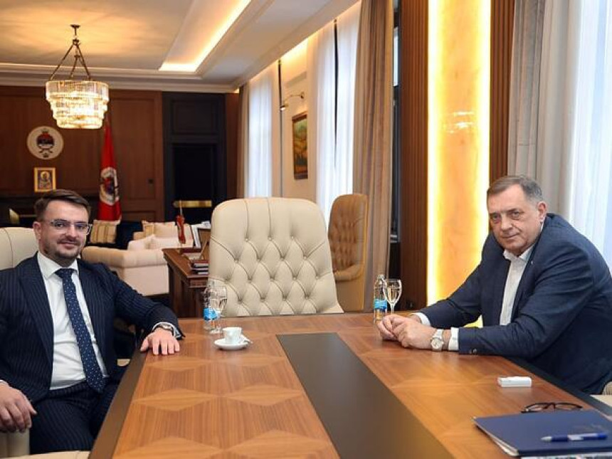 Dodik se zvanično povukao sa čela Republike Srpske