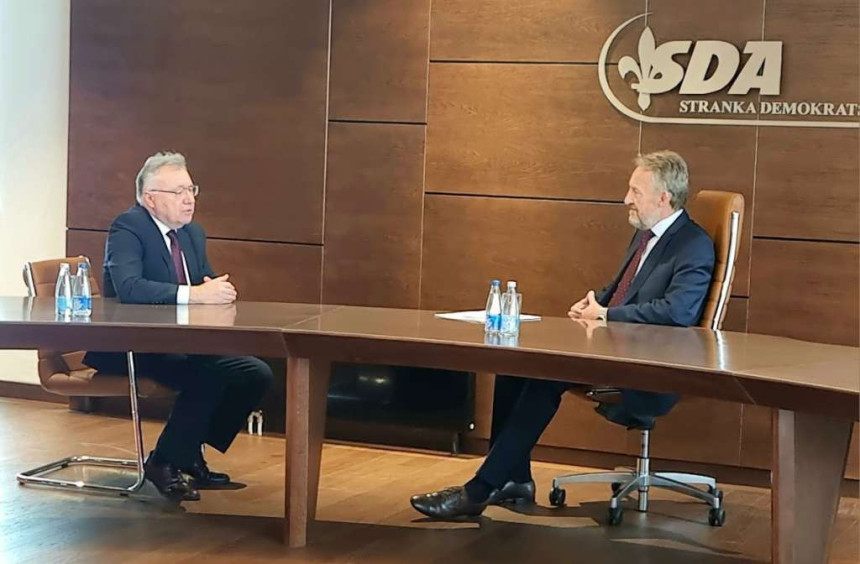 Ruski ambasador se slikao ispod slike Alije Izetbegovića