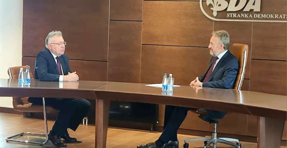 Ruski ambasador se slikao ispod slike Alije Izetbegovića