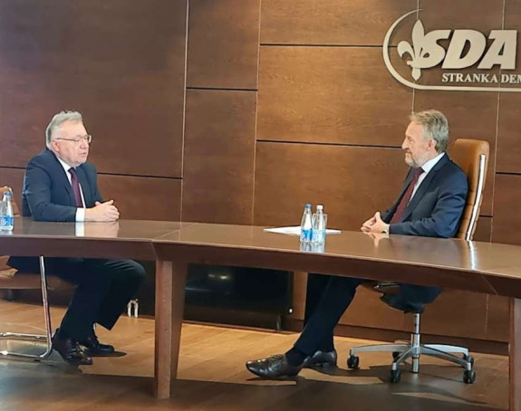 Ruski ambasador se slikao ispod slike Alije Izetbegovića