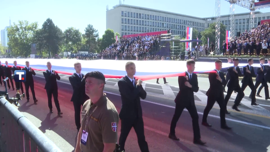 Vojna parada "Snaga jedinstva" završena skokom padobranaca