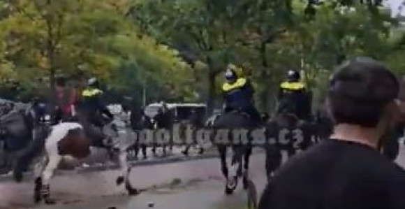 Sukobi demonstrana i policije u Hagu, zapaljeno vozilo