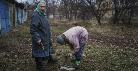 Žena sahranila majku u dvorištu svoje kuće zbog penzije