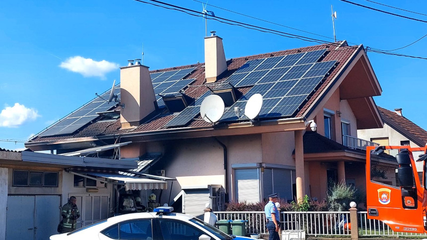 Požar u porodičnoj kući u Prijedoru: Uzrok solarni paneli?