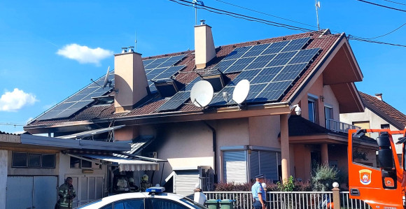 Požar u porodičnoj kući u Prijedoru: Uzrok solarni paneli?