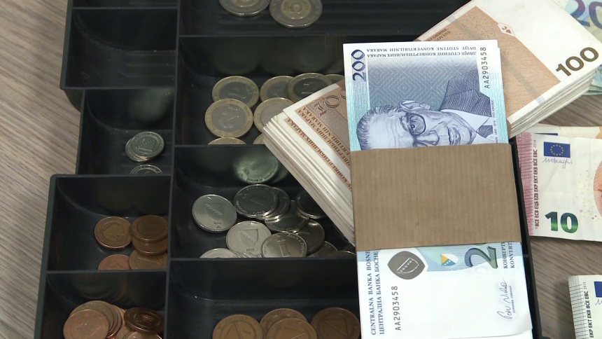 Колико је просјечна плата у Српској мања од Србије и ФБиХ?