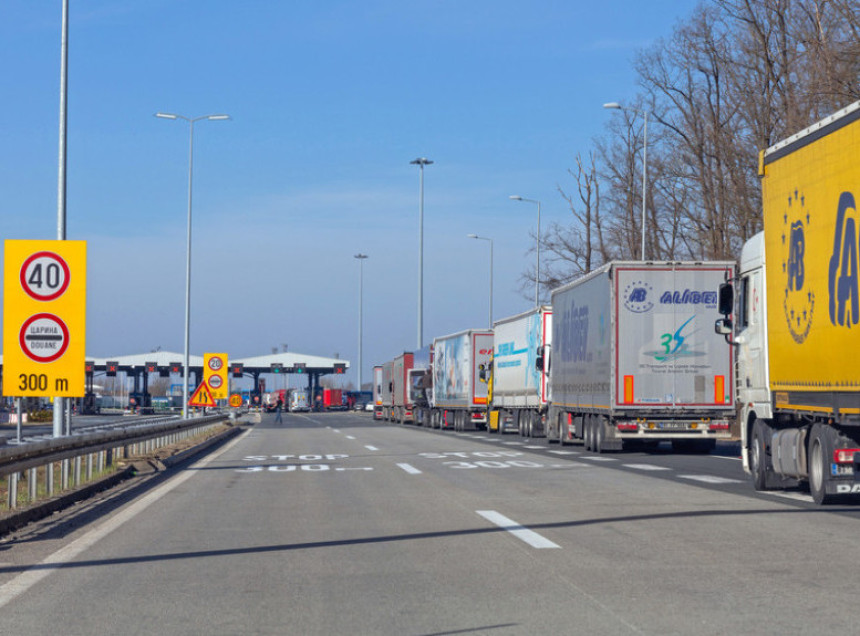 Teretnjaci iz Srbije čekaju 4 sata na Sremskoj Rači