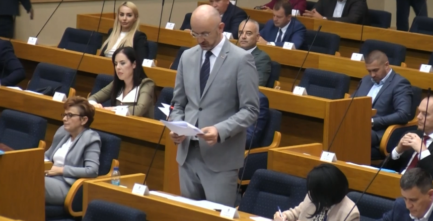 СНСД-овци клели се у Додика, па га онда пустили низ воду