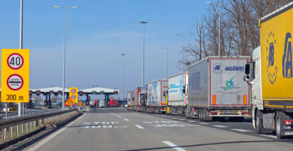 Теретњаци из Србије чекају 4 сата на Сремској Рачи